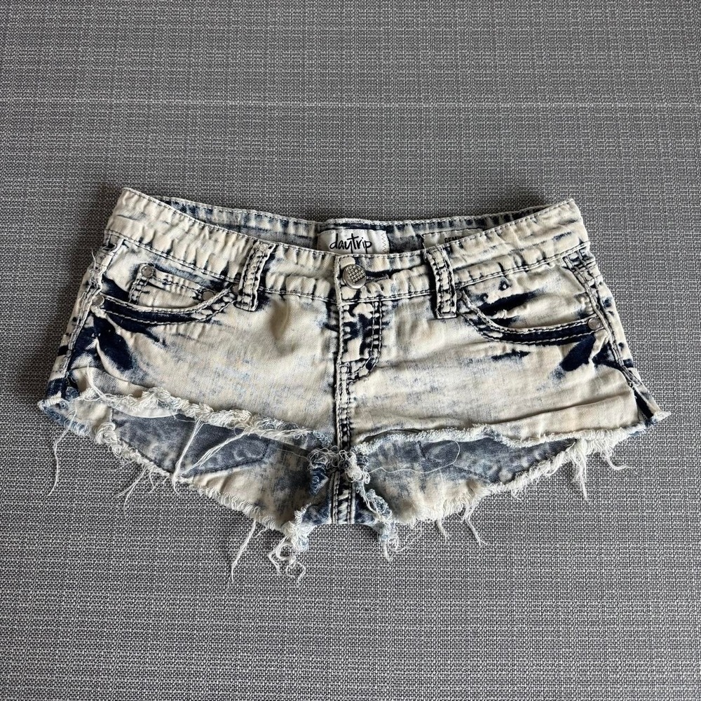 Y2K Gemini Daytrip denim acid wash mini shorts size 26